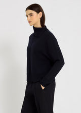 Pull femme bleu marine mérinos – volume droit, col roulé fendu graphique, pull merinos femme, Kuzley