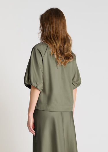Détail blouse kaki femme manches courtes ballon plis satin coton chemisier chic original