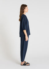 Sweat Lupin bleu nuit porté pull col V femme molleton oversize décontracté structuré