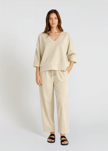 Sweat femme oversize col V molleton beige sable – pull sans manche manches coude bord-côte