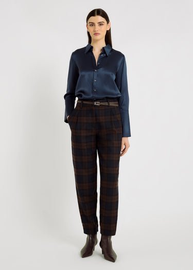 Chemise Nisha bleu nuit en soie, vue de face – col fermé, boutons nacre, tombé fluide