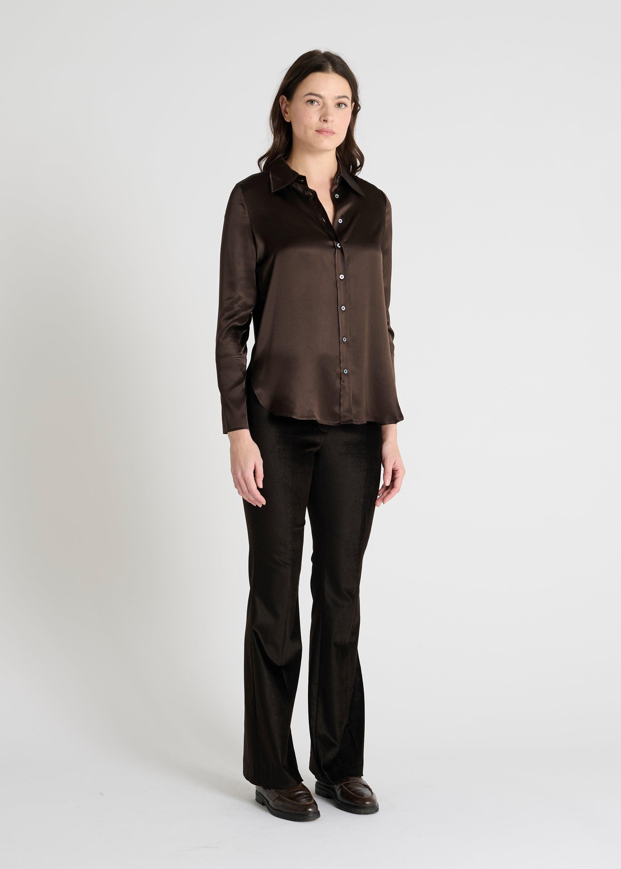 Chemise Nisha femme en soie satin marron chocolat, fluide et