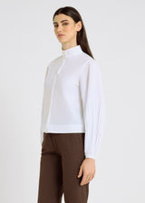 Chemise Olympe blanc optique col mao, détail manches plissées – boutons nacre naturelle