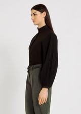 Chemise Olympe noire col mao, détail manches plissées – boutons nacre naturelle, coton stretch
