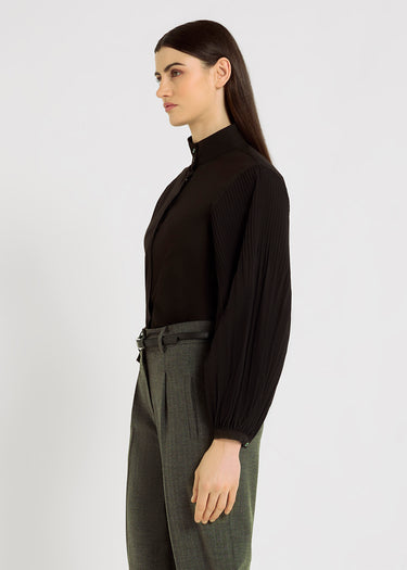 Chemise Olympe noire col mao, détail manches plissées – boutons nacre naturelle, coton stretch