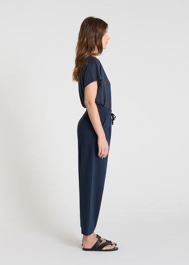 Jogging Palamède bleu nuit porté pantalon molleton femme coupe carotte confortable élégant