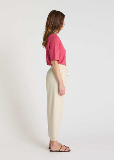 Pantalon femme molleton beige dune - Jogging Palamede vue de profil, coupe carotte casual chic, ceinture ajustable