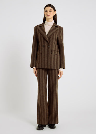 Veste Pearl marron en tweed rayé, vue de face – col blazer, deux boutons en corne, volume droit