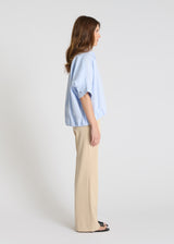 Chemise Pensée bleu ciel portée chemise femme bleu ciel manche courte coupe ample fluide