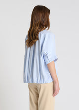 Détail chemise Pensée bleu ciel patte boutonnage cachée boutons nacre twill coton