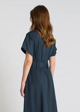 Détail robe Pervenche bleu nuit popeline stretch patte boutonnage dissimulée ceinture ajustable
