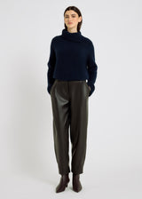 Pantalon Pierre noir, vue de face – volume barrel structuré, plis sous ceinture, coupe oversize