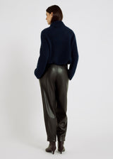 Pantalon noir femme à volume barrel – Pierre, poches passepoilées dos, jean fluide femme style