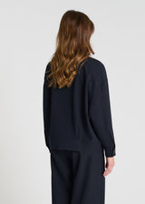 Blouson Poppy bleu marine porté veste tailleur femme élégante coupe droite workwear