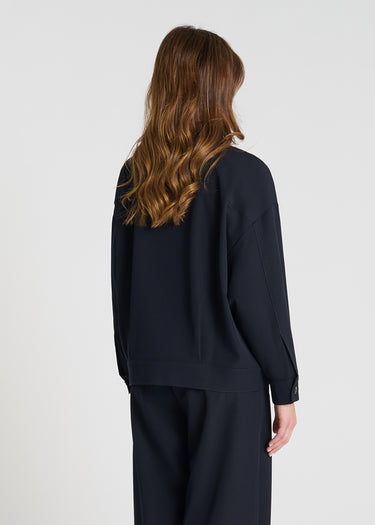 Blouson Poppy bleu marine porté veste tailleur femme élégante coupe droite workwear