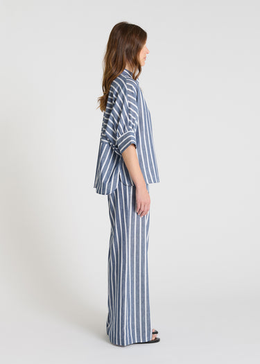 Vue dos blouse rayée bleu indigo, empiècement contrasté, chemisier femme coton-lin style contemporain