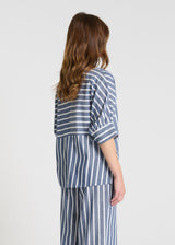 Détail chemisier femme bleu indigo rayé, manches courtes avec plis et bouton, blouse chic coton-lin