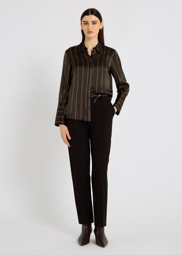 Chemise Renee marron chocolat en satin de soie rayé, vue de face – volume droit, tombé fluide