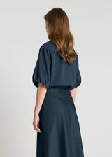Jupe longue bleu marine Rosie – silhouette complète, tenue chic femme élégante