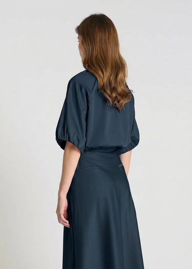 Jupe longue bleu marine Rosie – silhouette complète, tenue chic femme élégante