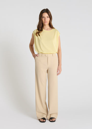 Pantalon tailleur beige sable femme, jambe droite longue, pli marqué devant - Tadi