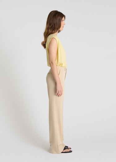 Détail pantalon beige sable, poches italiennes, taille élastiquée dos confortable - Tadi