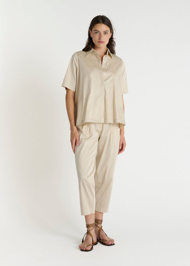 Chemise blanche femme chic en satin de coton – Tanvi Craie, vue de face, coupe évasée