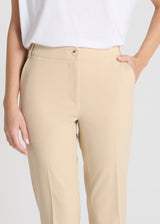 Détail pantalon beige sable, poches fonctionnelles, fermeture boutonnée devant - Tomas
