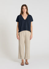 Pull sans manches femme bleu nuit en maille de coton, encolure V, porté avec pantalon beige - Vue de face Tournesol