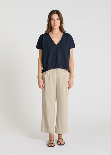 Pull sans manches femme bleu nuit en maille de coton, encolure V, porté avec pantalon beige - Vue de face Tournesol