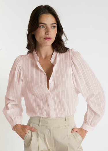 Blouse femme rose en voile de coton, volume droit, smocks épaule, boutons nacre – Umila