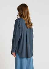 Vue arrière chemise bleu marine, découpe dos élégante, base arrondie fluide - Vani
