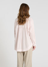 Vue arrière chemise rose poudré, découpe dos élégante, base arrondie fluide - Vani