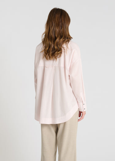 Vue arrière chemise rose poudré, découpe dos élégante, base arrondie fluide - Vani