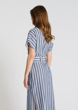 Détail robe Varda bleu indigo rayures coton lin patte boutonnage boutons nacre ceinture à nouer