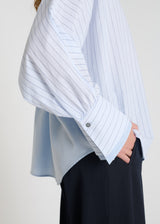 Blouse femme chic bleu ciel rayée, twill de coton, chemisier col ouvert élégant jeu de matières