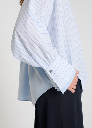Blouse femme chic bleu ciel rayée, twill de coton, chemisier col ouvert élégant jeu de matières