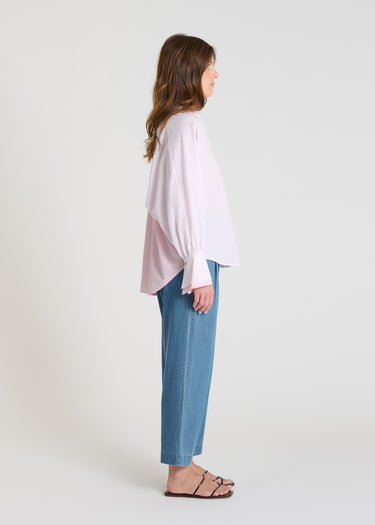 Vue dos blouse rayée bleu ciel, empiècement contrasté froncé, chemisier femme coton style fluide structuré