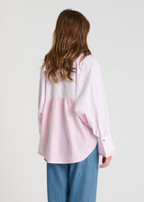 Détail chemisier femme bleu ciel rayé, manches longues bouffantes, larges poignets boutonnés, blouse chic coton