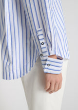 Vue arrière chemise Zinnia bleu ciel découpe dos structurée jeu rayures twill coton