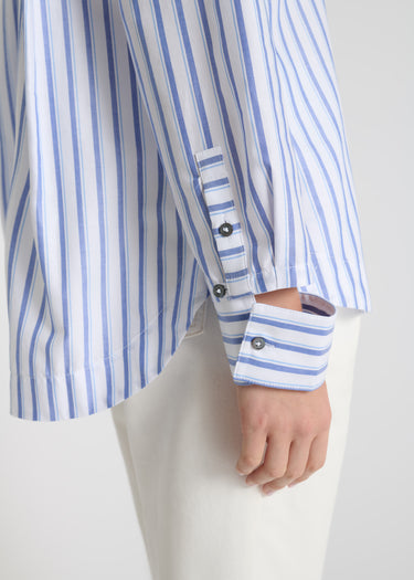 Vue arrière chemise Zinnia bleu ciel découpe dos structurée jeu rayures twill coton