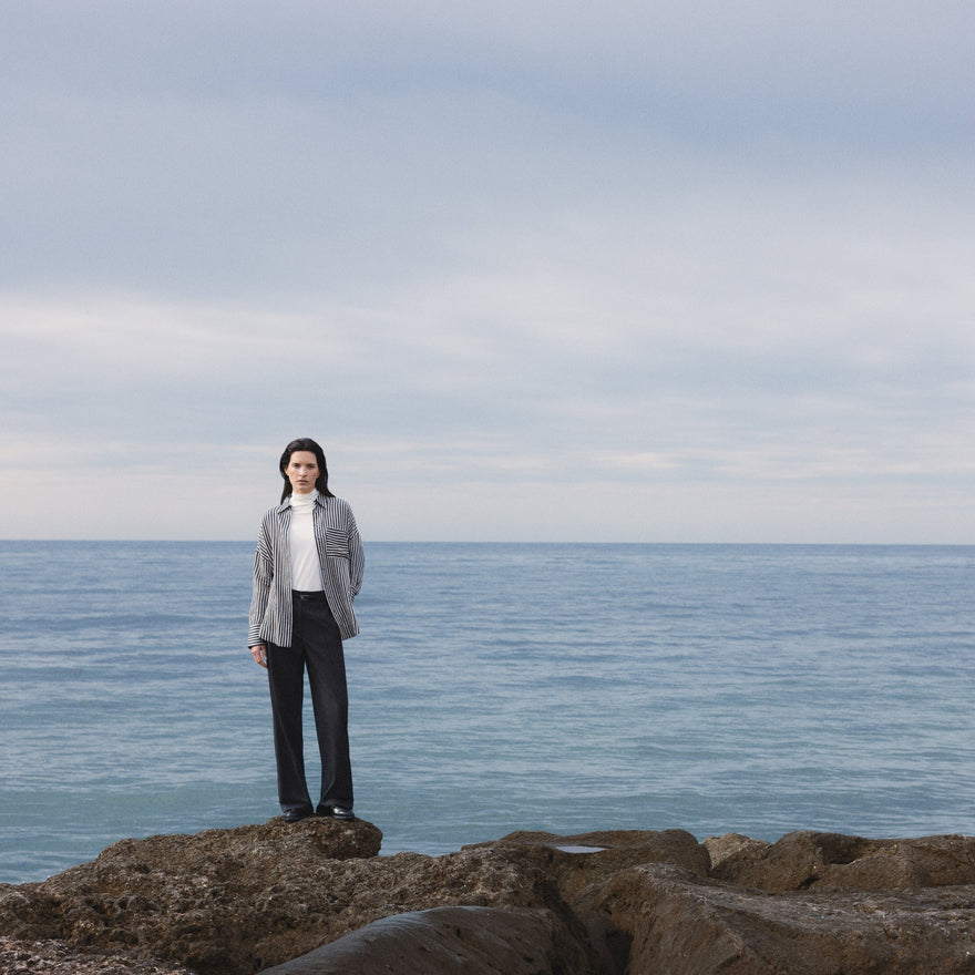 Collection Automne-Hiver 2026, silhouette élégante aux tons écru, noir et anthracite inspirée des falaises anglaises.