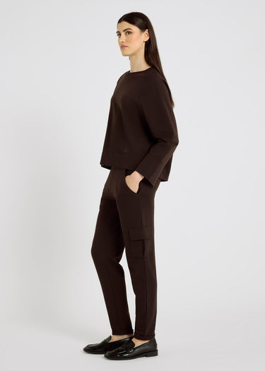 Pantalon femme en molleton Albert choco – poches à l'italienne et poche au genou
