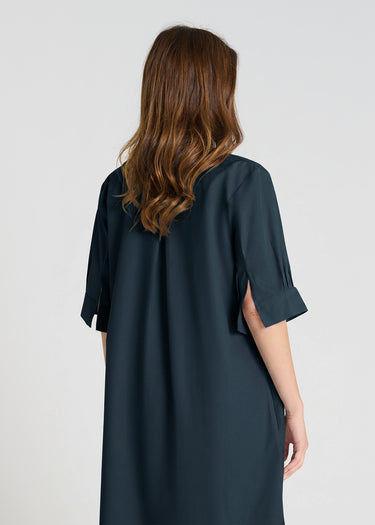 Robe chemisier femme bleu nuit, pli d'aisance au dos, col montant structurant - Vue arrière Amaryllis
