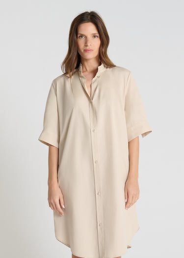 Détail robe Amaryllis beige sable popeline stretch col montant ouvert fente manche graphique
