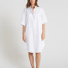 Robe chemise femme Amaryllis blanc optique popeline col montant V manches courtes fendues
