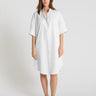 Robe chemise femme Amaryllis blanc optique popeline col montant V manches courtes fendues

