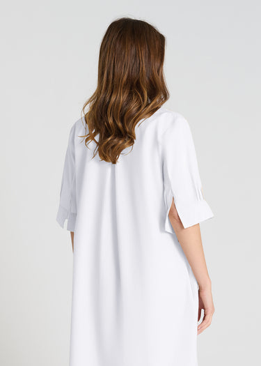 Détail robe Amaryllis blanc popeline stretch col montant ouvert fente manche graphique
