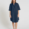 Robe chemise femme bleu nuit en popeline stretch, col montant, manches courtes - Vue de face Amaryllis
