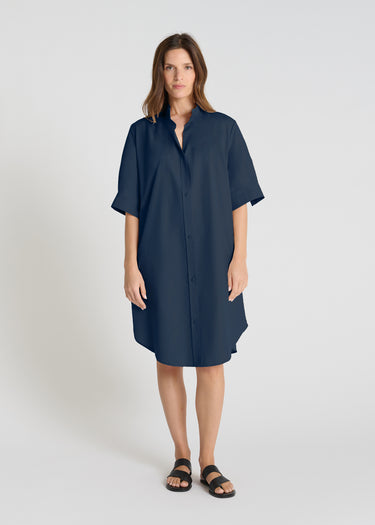 Robe chemise femme bleu nuit en popeline stretch, col montant, manches courtes - Vue de face Amaryllis
